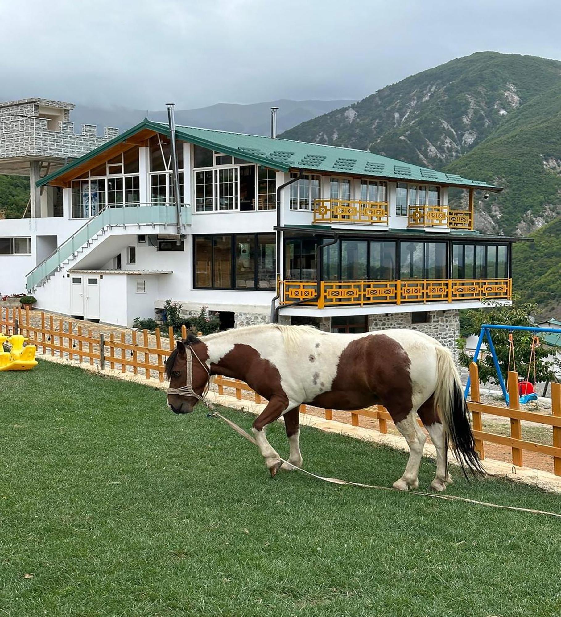 Kurora E Gjelber Resort Peshkopi Eksteriør billede